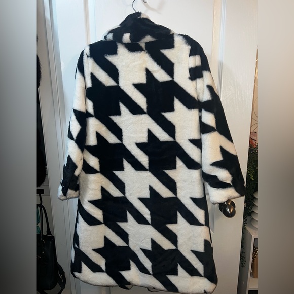 Super cute faux fur jacket! - Picture 6 of 8